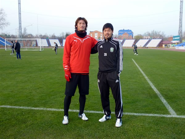 取材したのはトム・トムスク戦。同じロシアでプレーする松井大輔と再会した