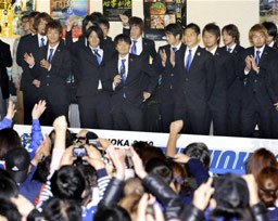 昇格を決め、福岡空港でサポーターと喜びを分かち合う福岡の選手たち