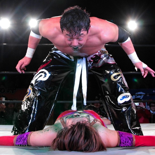 これも期待の裏返し、TAJIRI(奥)が華名にグリーンミストを噴射し“毒”を注入