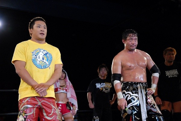 KUSHIDA(左)がSMASH退団、4月1日付で新日本プロレスに円満移籍することが発表された