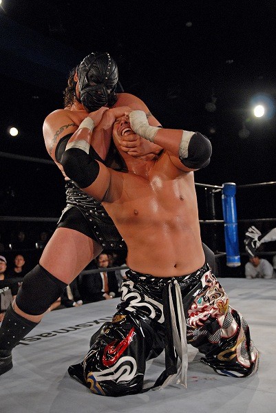 TAJIRI(手前)は“地獄の醜悪生物”サイボニック・マシーンにも大苦戦