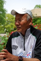 東京Vの川勝監督(写真)は東京ガスでプレーした経験を持ち、FC東京の大熊監督とはかつてチームメートであった