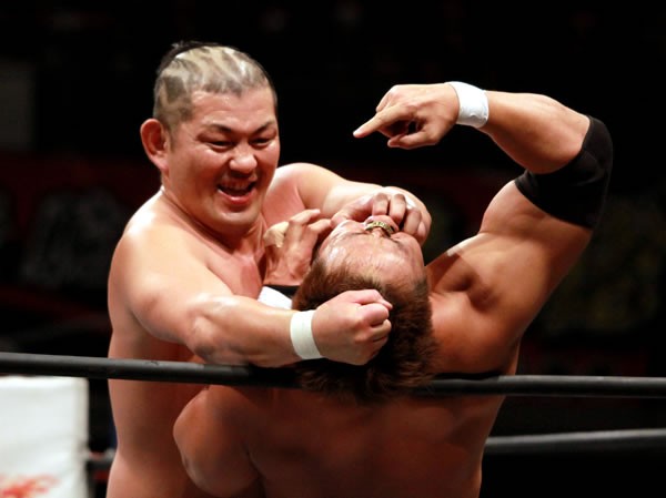 みのる(左)は小島(右)&真壁に圧勝し、新日本“侵略”をぶちまけた