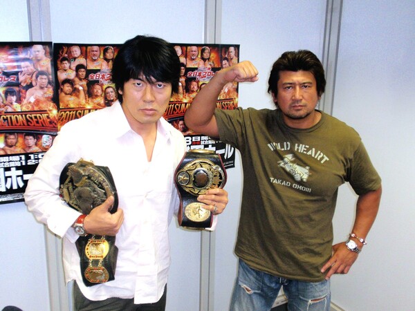 世界タッグ&一騎打ちが決まったKENSO(左)と大森