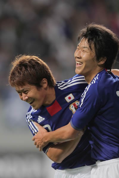 途中出場した永井(右)は山崎(左)のゴールを演出したが、ケガや温存を除き公式戦で控えに回ったのは初めてだった