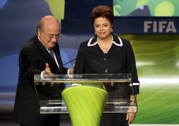 ルセフ大統領(右)の就任により、ブラジル政府とFIFAの関係に変化が生まれている