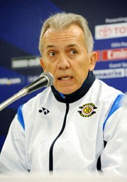 オークランド戦を前に記者会見する柏のネルシーニョ監督=7日午後、豊田スタジアム