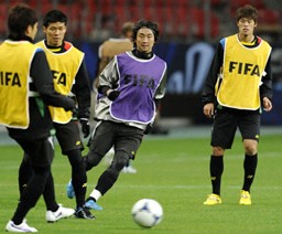 クラブW杯開幕戦に向け、公式練習で調整する北嶋(中央)、酒井(右端)ら柏イレブン=豊田スタジアム