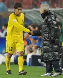 後半、途中交代しネルシーニョ監督(右)に迎えられる柏・田中=豊田スタジアム