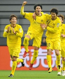 柏−オークランド 前半、2点目のゴールを決めジャンプして喜ぶ柏・工藤(中央)。左は先制ゴールの田中