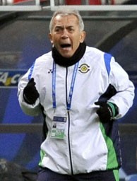 ベンチから選手に叫ぶ柏のネルシーニョ監督=豊田スタジアム