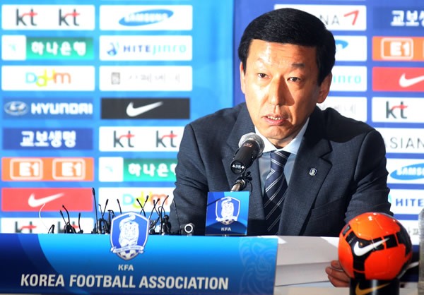 韓国代表を率いることになったチェ・ガンヒ新監督だが、就任会見では「任期はアジア予選を勝ち抜くまで」との爆弾発言で驚かせた