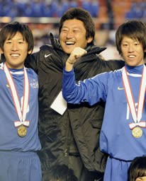 就任1年目で市立船橋を全国制覇に導いた朝岡監督(中央)。「大変なことを成し遂げた」と感慨深げに語った