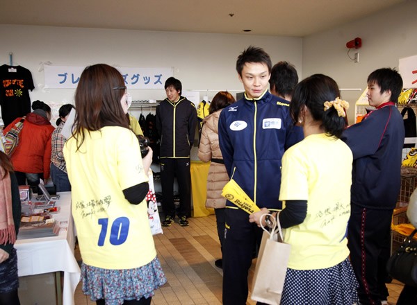 堺では試合の後、選手がグッズ販売の手伝いをするという営業協力も行われている