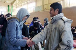 震災発生後、小笠原(右)は何度も被災地を訪れ、復興活動を続けてきた