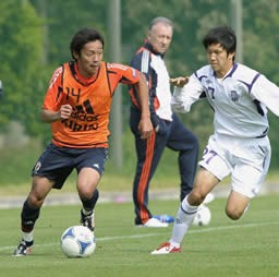 練習試合では清武(左)、原口の五輪コンビもゴール。しかしザッケローニ監督(奥)の理想像と選手の現状にはかい離も