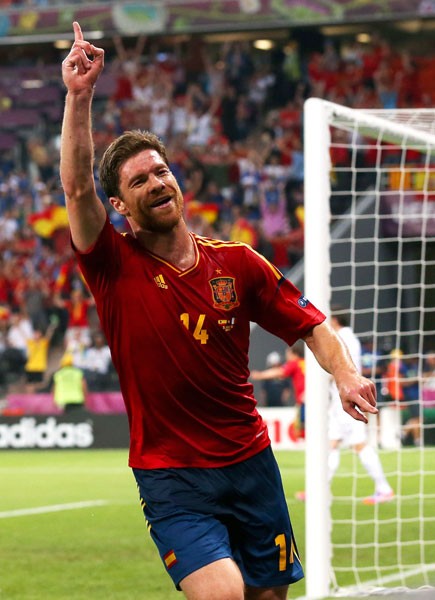 スペインはシャビ・アロンソ(写真)の2ゴールでフランスを寄せ付けず、準決勝進出を決めた
