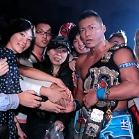 会場に詰めかけた超満員4500人の観客に感謝するCIMA(右)。リングに立ち続けることを宣言