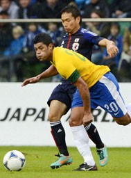 ブラジル戦ではフッキ(黄)と再び対峙。長友(青)がFC東京時代に一躍その名を知らしめたマッチアップは大きな注目を浴びた