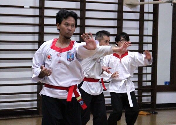 インドネシア武術 シラット の実体 いざ突撃取材 帰ってきたシネマ地獄拳 第6回 スポーツナビ インドネシア武術 シラット の実体 いざ突撃取材 帰ってきたシネマ地獄拳 第6回 スポーツナビ