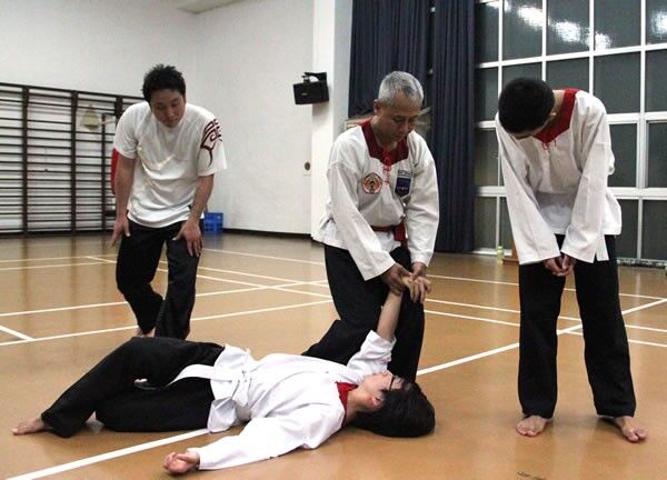 インドネシア武術 シラット の実体 いざ突撃取材 帰ってきたシネマ地獄拳 第6回 スポーツナビ インドネシア武術 シラット の実体 いざ突撃取材 帰ってきたシネマ地獄拳 第6回 スポーツナビ