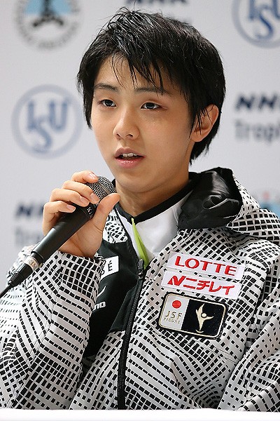 羽生は試合後の会見で翌日のフリーについて言及し、気を引き締めてた