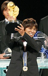 MVPのトロフィーをかかげる佐藤。チームタイトルを含め計6冠に輝く