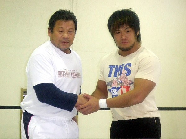 藤波(左)が1.26大田区大会で初タッグを組む全日本のホープ・真田にドラゴン殺法を伝授