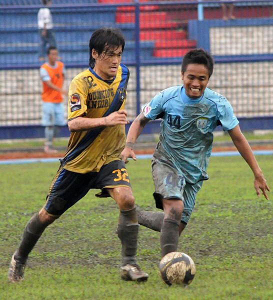 現在インドネシアでプレーする酒井(左)。東南アジアに進出する日本人選手は増える一方だ