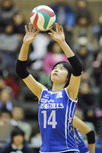 宮下はトスにメッセージを込める。目的や意思が明確なため、攻撃陣にも良い連鎖が生まれる(写真は2010年のもの)