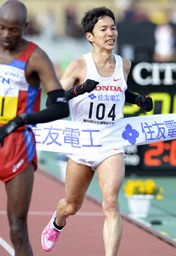 びわ湖毎日マラソン、日本人トップの4位でゴールする藤原正和