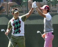 練習ラウンドで藤田と石川は観客に応じて水切りショットを成功させ、2人でハイタッチを見せた