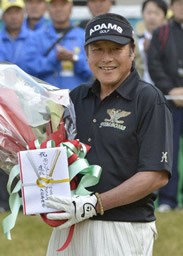 ジャンボ尾崎が長嶋監督背番号33として出した記念ボール
