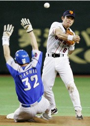 巨人に“不動の正二塁手”が出てこないのはなぜ?(写真右は巨人時代の仁志氏)
