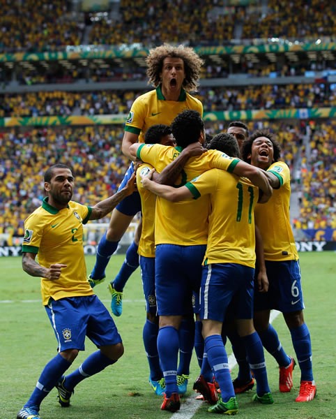 得点を喜ぶブラジル代表の選手たち。いとも簡単に日本ゴールをこじ開けた姿は昨年からの力関係が変わっていないことを示した