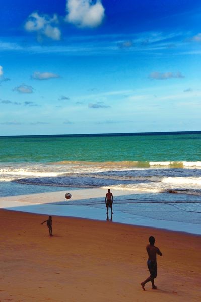 レシフェの海岸線を散策するとビーチサッカーに興じる人々の姿が目に入って