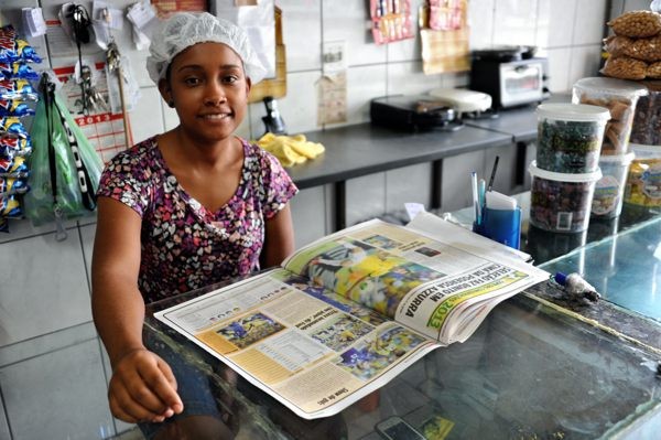 食堂で働く女性スタッフ。前日のブラジルの勝利を伝える新聞を熱心に読んでいた