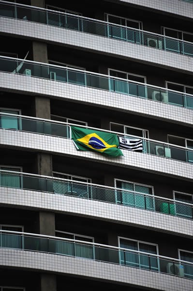 浜辺の周辺には高層のマンションやホテルが立ち並ぶ。コンフェデ期間中のためか、ブラジル国旗をよく見かける
