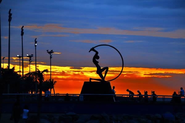 ベロオリゾンテから4時間半かけてフォルタレーザに到着。浜辺を散策すると夕日が息を飲むくらい美しかった