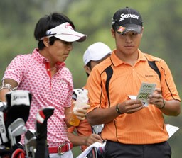 『日本ゴルフツアー選手権』初日、同組でプレーした石川遼(左)と松山英樹