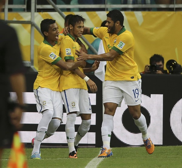コンフェデ杯でブラジルは、ネイマール(中央)を生かした4-3-3システムで確かな成長を見せている