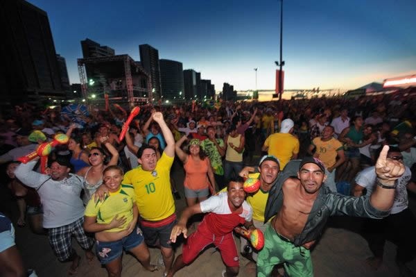 ネイマールの2アシストでブラジルが決勝進出。地元ファンのはじけっぷりは尋常でなかった