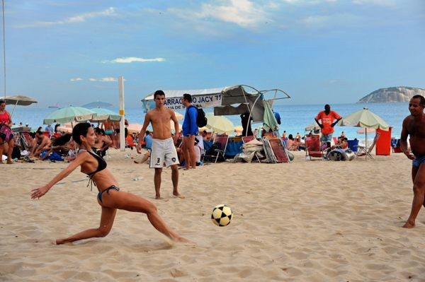 イパネマの海岸を散策。あちこちでビーチサッカーに興じる人たちを見かけて「王国」の裾野を感じる