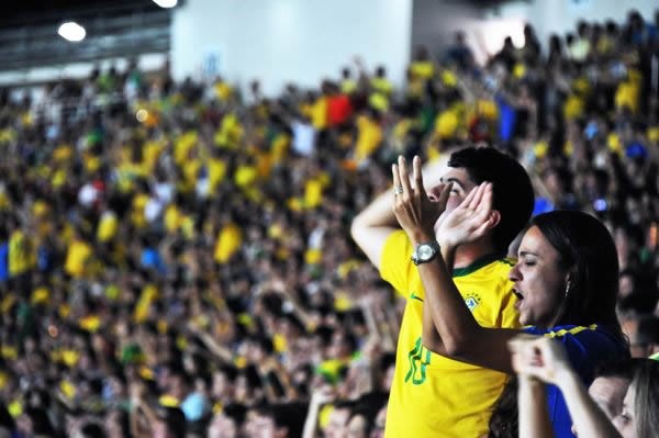 ブラジルの3ゴールに熱狂する地元サポーター。来年はさらに強いセレソンが見られるか?