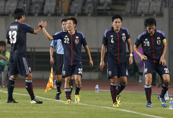 得点を決め、豊田(左)とハイタッチする齋藤。中国戦から総入れ替えとなったメンバーがピッチで躍動した
