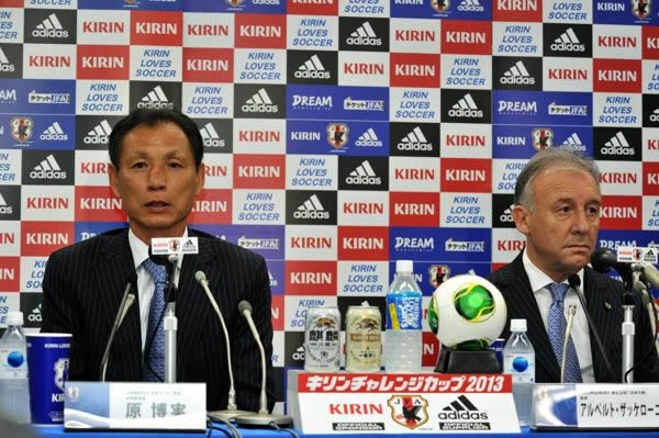 14日のウルグアイ戦を前に会見に臨んだザッケローニ監督(右)と原技術委員長