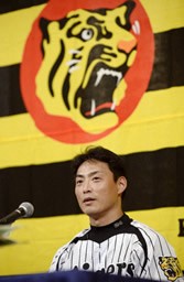 引退表明会見に臨んだ阪神の桧山。「僕は幸せ者」と虎一筋の22年間を振り返った