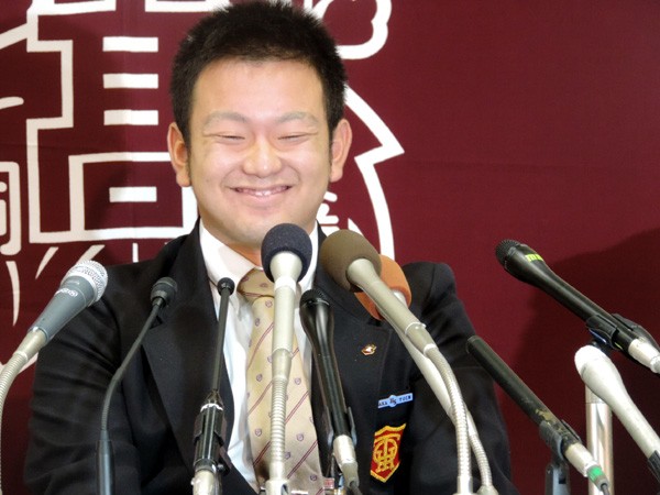 会見で満面の笑みを浮かべる大阪桐蔭・森