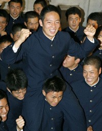 楽天に1位指名され、チームメートに肩車されポーズをとる桐光学園高の松井裕樹投手=24日夕、川崎市麻生区