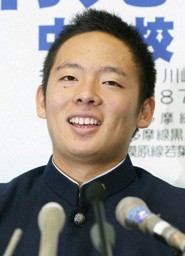 笑顔で記者会見する桐光学園高の松井裕樹
